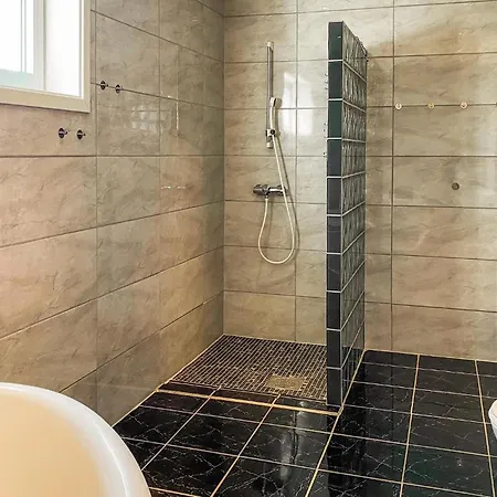 5 Bedroom Beautiful In Holiday home *