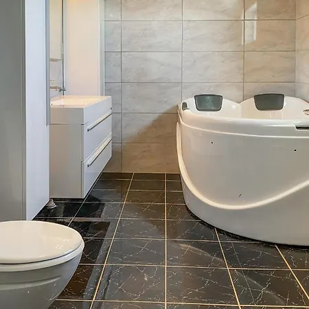 5 Bedroom Beautiful In Holiday home *
