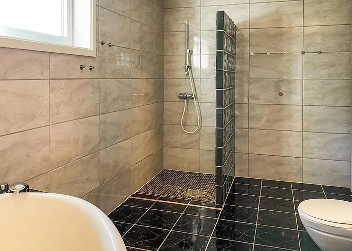 5 Bedroom Beautiful In Prázdninový dům *