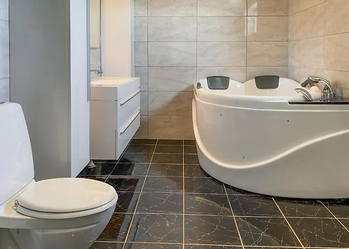 5 Bedroom Beautiful In Prázdninový dům *